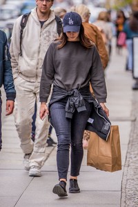 lana-del-rey-shopping-for-her-show-in-berlin-mercedes-benz-arena-germany-04-16-2018-2.jpg