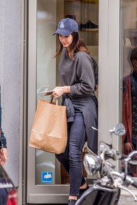 lana-del-rey-shopping-for-her-show-in-berlin-mercedes-benz-arena-germany-04-16-2018-6.jpg