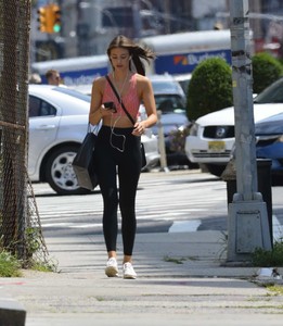 lorena-rae-is-spotted-going-the-gym-in-new-york-city-200817_1.thumb.jpg.ee673860d4be0941b8336cabbeb10b87.jpg