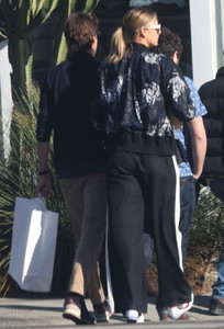 maria-sharapova-shopping-in-the-hamptons-in-nyc-04-01-2018-2.thumb.jpg.4eed34d963c40a194c4a9f0a5a2b7763.jpg