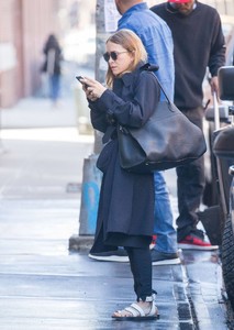 mary-kate-olsen-arrives-to-her-office-in-new-york-04-26-2018-4.jpg