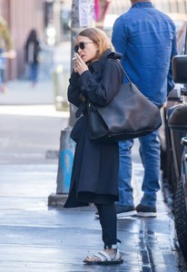 mary-kate-olsen-arrives-to-her-office-in-new-york-04-26-2018-5.jpg