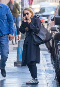 mary-kate-olsen-arrives-to-her-office-in-new-york-04-26-2018-6.jpg