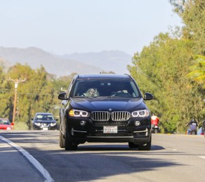 miley-cyrus-and-liam-hemsworth-driving-in-malibu-04-22-2018-1.jpg