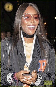 naomi-campbell-goes-sporty-chic-for-dolce-gabbana-show-05.jpg