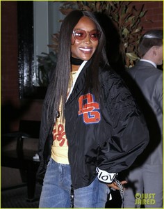 naomi-campbell-goes-sporty-chic-for-dolce-gabbana-show-07.jpg