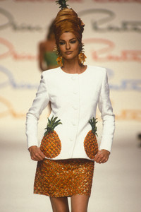 oscar-de-la-renta-ss-1992-6.thumb.jpg.9bdbf02e58792ef1377db3e720369ead.jpg