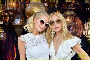 paris-hilton-olivia-culpo-zoeasis-coachella-07.jpg