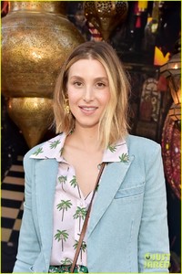 paris-hilton-olivia-culpo-zoeasis-coachella-25.jpg