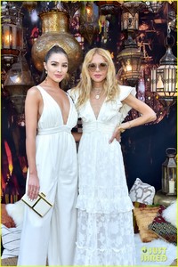 paris-hilton-olivia-culpo-zoeasis-coachella-51.jpg