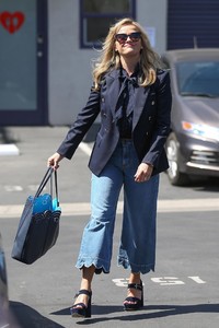 reese-witherspoon-shopping-in-brentwood-04-16-2018-2.jpg