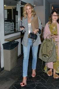 rosie-huntington-whiteley-zapatos-rosas.thumb.jpg.b6861fa0168e6c0017378d88f0b8cb92.jpg