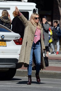 sienna-miller-hailing-for-a-taxi-today-in-new-york-0.jpg