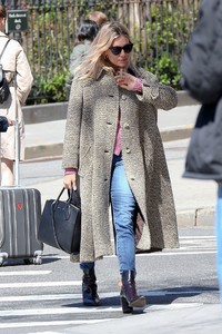 sienna-miller-hailing-for-a-taxi-today-in-new-york-1.jpg