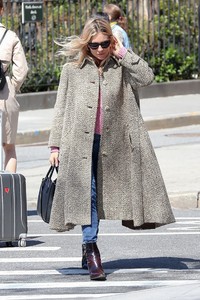 sienna-miller-hailing-for-a-taxi-today-in-new-york-2.jpg