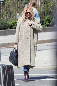 sienna-miller-hailing-for-a-taxi-today-in-new-york-3.jpg