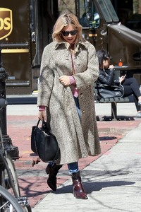 sienna-miller-hailing-for-a-taxi-today-in-new-york-4.jpg