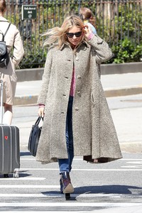 sienna-miller-hailing-for-a-taxi-today-in-new-york-5.jpg