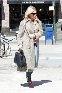 sienna-miller-hailing-for-a-taxi-today-in-new-york-6.jpg