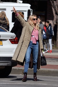 sienna-miller-hailing-for-a-taxi-today-in-new-york-7.jpg