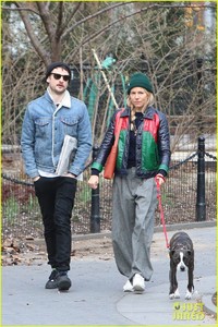 sienna-miller-tom-sturridge-dog-walk-01.jpg