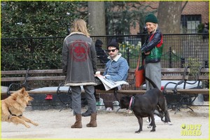 sienna-miller-tom-sturridge-dog-walk-02.jpg