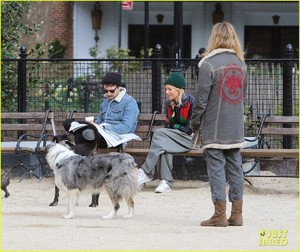 sienna-miller-tom-sturridge-dog-walk-04.jpg