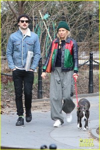 sienna-miller-tom-sturridge-dog-walk-05.jpg