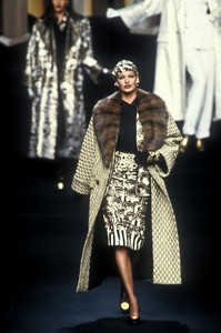 valentino-hc-fw-1992-3.thumb.jpg.0ff4c6a933386030264888bf43b3d766.jpg