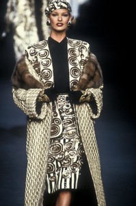 valentino-hc-fw-1992-4.thumb.jpg.fca451694a9e5533903deb670eb4dc62.jpg