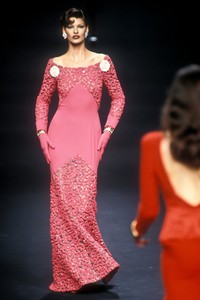 valentino-hc-fw-1992-5.thumb.jpg.7eaf23226254a84bd7f25b49a94b4ca7.jpg