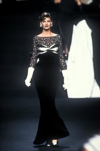 valentino-hc-fw-1992-8.thumb.jpg.3574b69e9a4fa3f9f1642e38b2229059.jpg