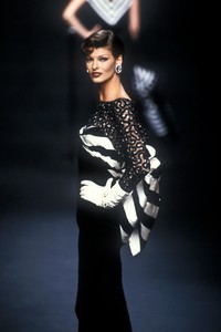 valentino-hc-fw-1992-9.thumb.jpg.9edf41f18779cf7f6c52e7c95f80aac0.jpg