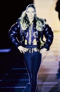 versace-fw-1992-4.thumb.jpg.955d28043b8e3fbd3a4d9d4978639c90.jpg