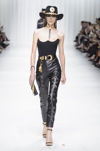 versace-rs18-5817.thumb.jpg.f1e8d1a2ab3130c7acadb677116e0604.jpg