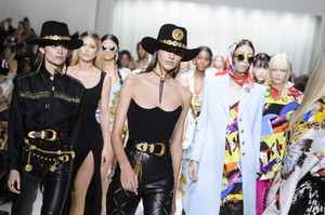 versace-rs18-6490.thumb.jpg.6600577f5565b14b18b25cd3c7053c3b.jpg