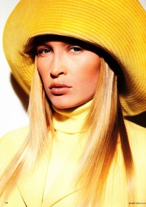 vogue_uk_aug_1989_47.thumb.jpg.4b22c1c1a9622aba251375a5c469b279.jpg