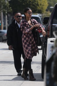 zoe-saldana-out-for-lunch-in-los-angeles-03-25-2018-0.thumb.jpg.a60262bfb8e6521fbde7ddd89b9359ca.jpg