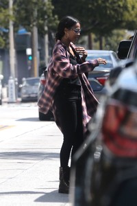 zoe-saldana-out-for-lunch-in-los-angeles-03-25-2018-2.thumb.jpg.7934e7bbf3741d4b22bfe0a6e3f7a8b9.jpg