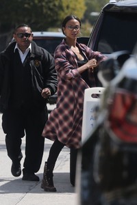 zoe-saldana-out-for-lunch-in-los-angeles-03-25-2018-4.jpg