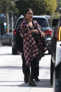 zoe-saldana-out-for-lunch-in-los-angeles-03-25-2018-5.jpg