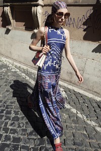 00002-valentino-vogue-resort-2019-pr.thumb.jpg.a22c564c3c1d1ccc026bc13988fd3d8d.jpg