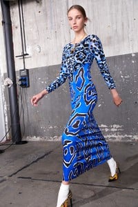 00004-just-cavalli-vogue-pre-fall-2018-pr.thumb.jpg.0e29c0d76c9e278e39c4c296443e3ea4.jpg