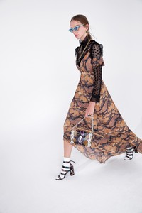 00007-just-cavalli-vogue-pre-fall-2018-pr.thumb.jpg.b93d20793f1017d2866e5bd5bea9336c.jpg