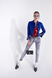 00008-just-cavalli-vogue-pre-fall-2018-pr.thumb.jpg.0d85561d04278e289f6583530ea17190.jpg