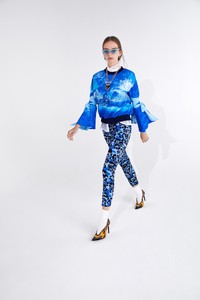 00014-just-cavalli-vogue-pre-fall-2018-pr.thumb.jpg.2e8eaae8f1dca14f621be4503307f075.jpg