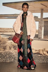 00018-coach-vogue-resort-2019-pr.thumb.jpg.864a5a4f897bc832349a3343a1f78005.jpg