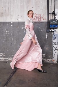 00018-just-cavalli-vogue-pre-fall-2018-pr.thumb.jpg.6d4b37fce3f25171bddea0423bae5f15.jpg