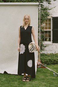 00020-Tory-Burch-vogue-pre-fall-2018-pr.thumb.jpg.dfc790a62ddbfbd301d793276a35bb4c.jpg