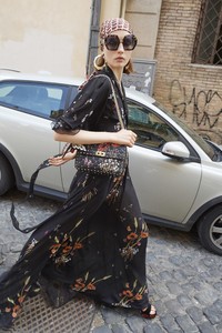 00021-valentino-vogue-resort-2019-pr.thumb.jpg.8dc8cfd265fb6d06bf06536f23101da2.jpg